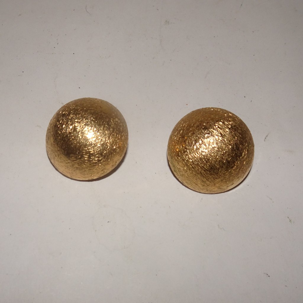 Vtg Bergere Textured Gold Tone Dome Clip Earrings 16$